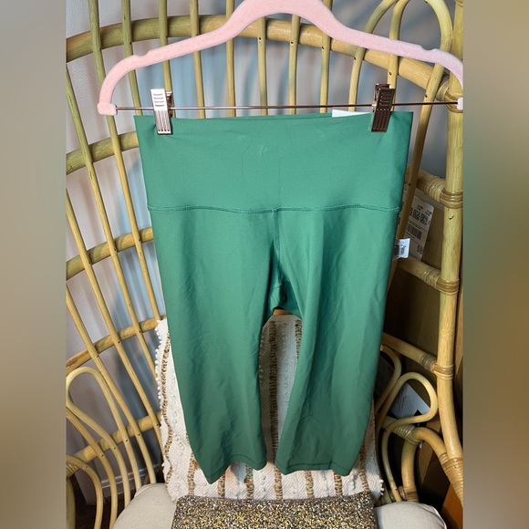 Old Navy Green NWT High Rise Capri Leggings Size small - Picture 2 of 8